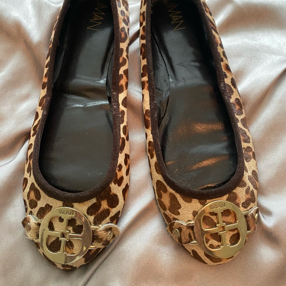 Super trendy cow hide flats!